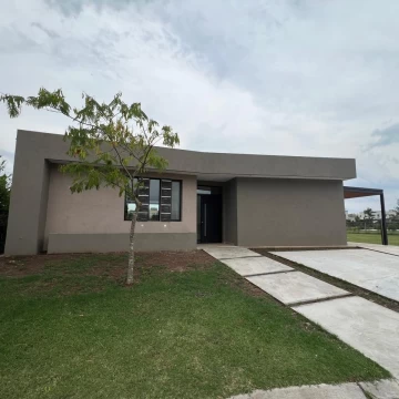 Casa en venta 3 dormitorios + estudio Santa Elena Pilar del Este