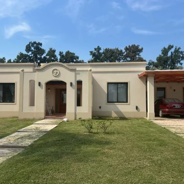 Casa en  Venta 4 dormitorios   estudio  Club de Campo Casuarinas APTO CREDITO