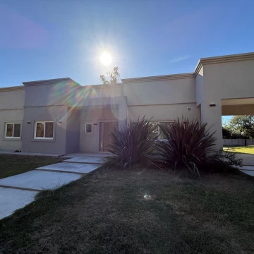 Casa en  Venta 4 dormitorios Casuarinas Pilar