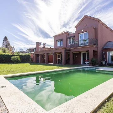 Casa en Venta 4 dormitorios + dependencia + estudio Barrio Septiembre Escobar APTO CREDITO 