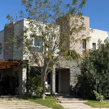 Casa en  Venta 3 dormitorios mas estudio San Ramon Pilar del