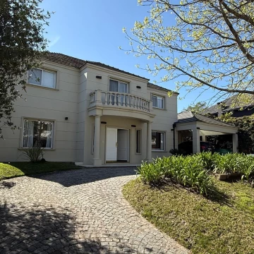 Casa en Venta 4 dormitorios + Playroom + Estudio. Barrio Septiembre-Apto Crédito 