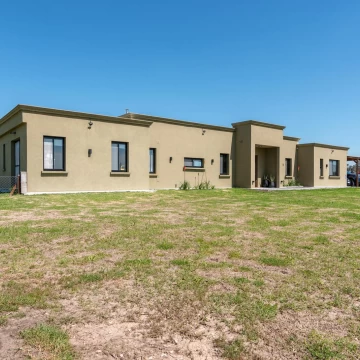 Venta Casa en Estancia Villa María, Canning. Venta o Permuta. Posibilidad de comprar lote anexo.