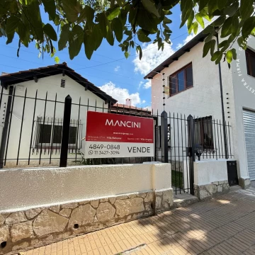 APTO CRÉDITO - Casa en venta de 4 ambientes con cochera, patio y parrilla - Villa Ballester