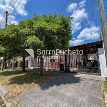 Venta casa 3 ambientes con cochera y patio en Villa Udaondo