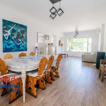 Lindisima casa refaccionada casi en su todalidad con buen jardin, piscina y quincho
