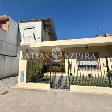 CVENTA DE CASA 4 AMBIENTES Y 4 DEPARTAMENTOS EN MERLO