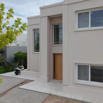 Casa contemporánea en Puertos del Lago | Barrio Araucarias, 4 Hab (3 en suite), diseño y amplitud