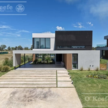 Casa de estilo moderno en Venta, de cinco ambientes, con quincho y piscina en Puerto Nizuc, Hudson