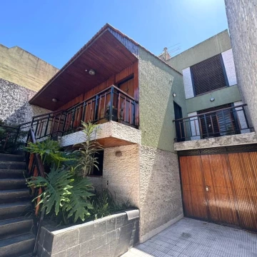 VENTA CASA 6 AMBIENTES con JARDÍN, TERRAZA y COCHERA - Flores