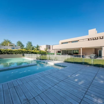 VENTA - Casa de 4 dormitorios, piscina, galería y parrillero - Barrio Aguadas, Funes.
