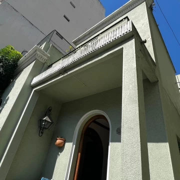 Venta luminosa Casa 7 ambientes jardin parque parrilla quincho 