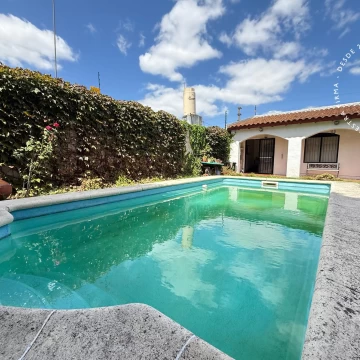 APTO CRÉDITO - Casa en venta de 4 ambientes con cochera y piscina - Villa Ballester