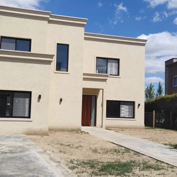 Casa5 ambientes al agua en El Canton Norte