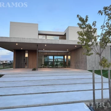 Casa a estrenar sobre el lago en el Barrio Costas, Puertos / Escobar