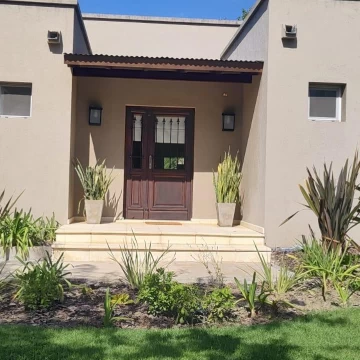 Casa en venta al agua de 5 ambientes en Canton Norte
