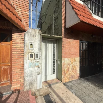 Casa venta Rosario Interna actualmente dividida en 2 departamentos. Ideal renta. No PH