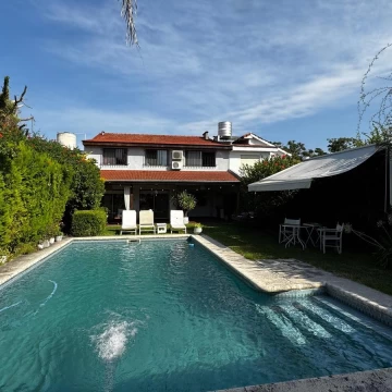 Casa en Venta en Acassuso 4 Dormitorios, Jardín con Pileta, Quincho con Parilla y Garaje Cubierto