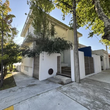 Moderna casa de 3 dormitorios en venta y alquiler sobre Rambla