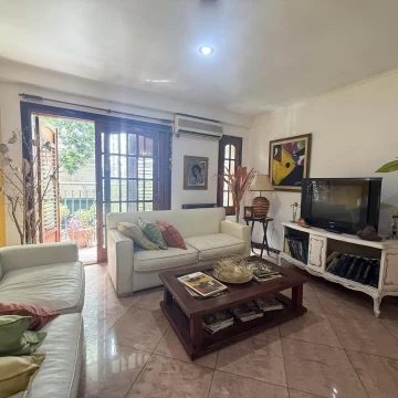 Casa- Venta Hermoso triplex de 5 ambientes con cochera y baulera