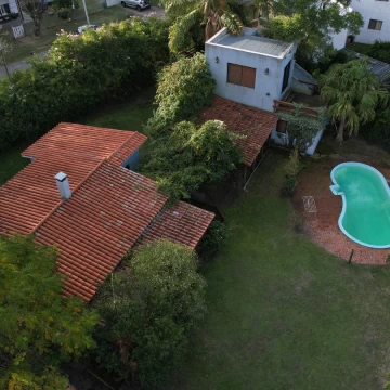 Hermosa propiedad con 2 casas, amplio jardín con piscina