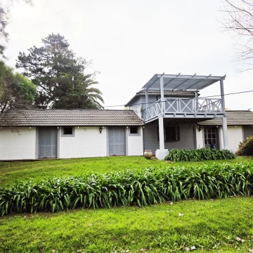 Pintoresca casa de 3 dormitorios en amplio terreno(Real de San Carlos, Colonia)