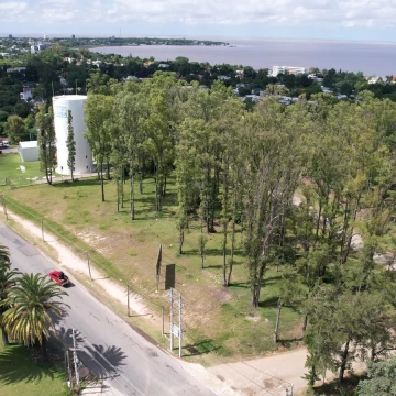 Excelente terreno en barrio residencial próximo a la Rambla Costanera de Colonia