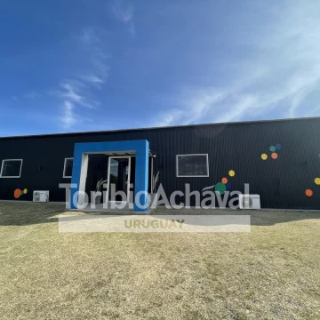 Excelente local/salón de eventos sobre amplio terreno parquizado- Colonia