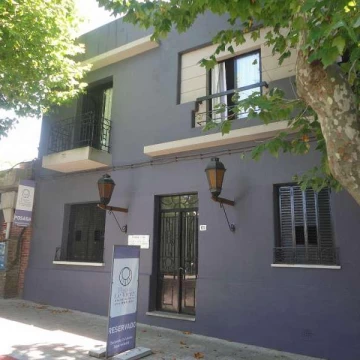 Hotel en calle  18 de Julio- Colonia del Sacramento