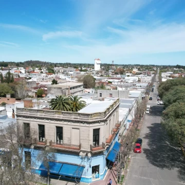 Estratégico local en Nueva Helvecia, frente a plaza los fundadores!