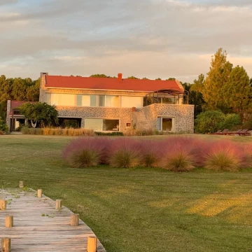 Casa en  EL FARO con muelle privado al  Río de la Plata