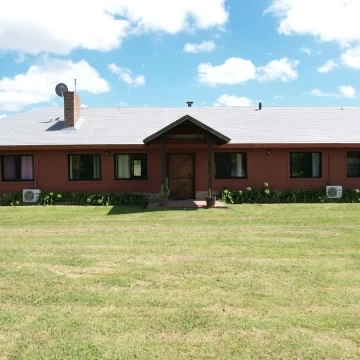 Chacra en Carmelo ideal para Airbnb o posada con 8 dormitorios y piscina