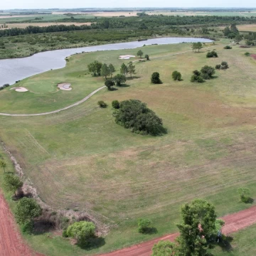 Venta hermoso lote sobre laguna en Carmelo Golf.