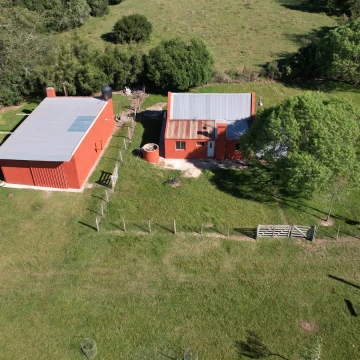 Pintoresca chacra con mejoras y costa sobre arroyo caudaloso