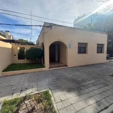 Casa con mucho potencial, excelente ubicación en esquina Pueblo Nuevo