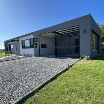 Venta de Casa en Colonia con 3 Dormitorios, rio, playa