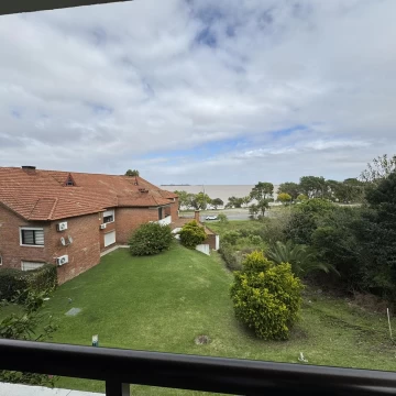 Venta de espacioso apartamento, 2 dormitorios con vista al Río de la Plata