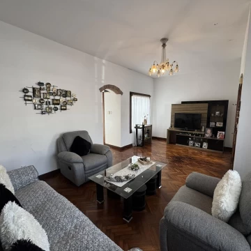 Casa centrica con 4 dormitorios y jardín