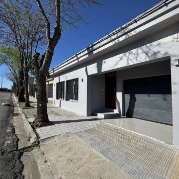 Casa de 3 dormitorios y piscina en el Centro de Colonia.