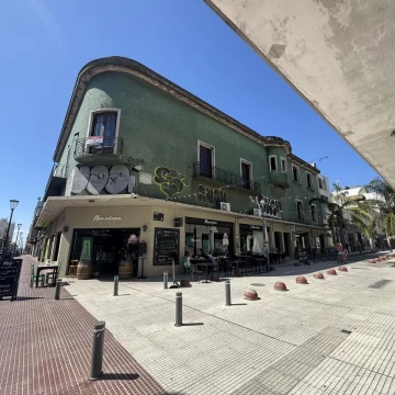 Edificio en block sobre peatonal Sarandi- Ya con renta