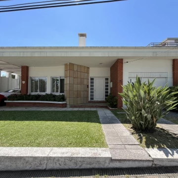 Casa en Av Artigas 