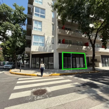 Local en Recoleta - Amplia vidriera - 92 m2 - Ante Esquina.