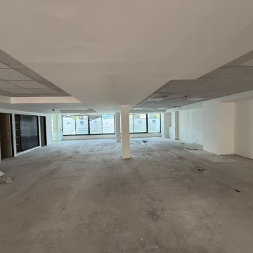 Oficina en alquiler - 272 m2 - 2 cocheras.