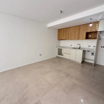 Departamento en venta de 3 ambientes con cochera y balcón aterrazado - Villa Ballester Centro