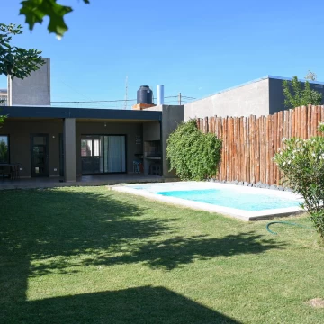 venta Casa moderna 1 dorm + una cabaña de troncos independiente