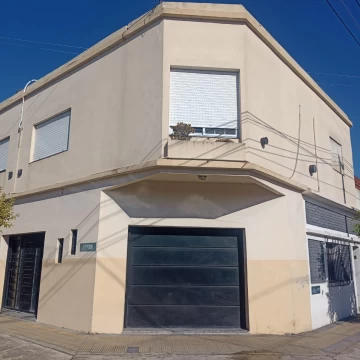 Casa 3 ambientes cochera y patio - Apto Crédito -Quilmes Oeste