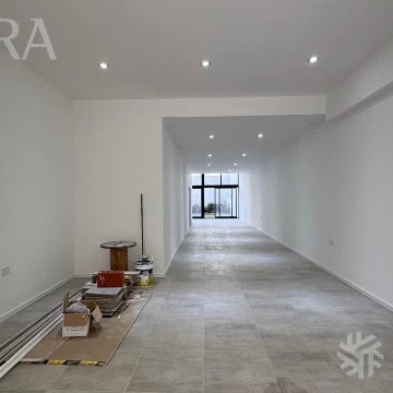 Venta local con toilette y patio en San Cristobal