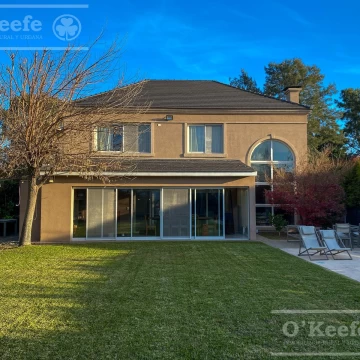 Casa en Venta de cuatro ambientes con piscina y galeria cerrada en Abril Club de Campo