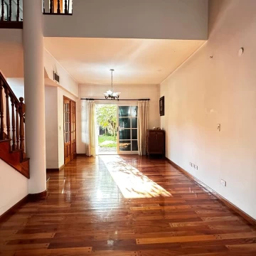 Casa en Haedo -Oportunidad - 5 ambientes - Parrilla - Quincho - Parque - Calefacción central