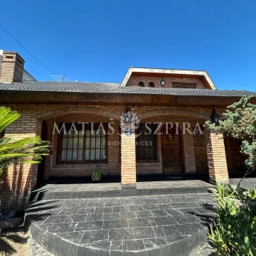 CHALET 5 AMBIENTES EN CASTELAR CENTRO